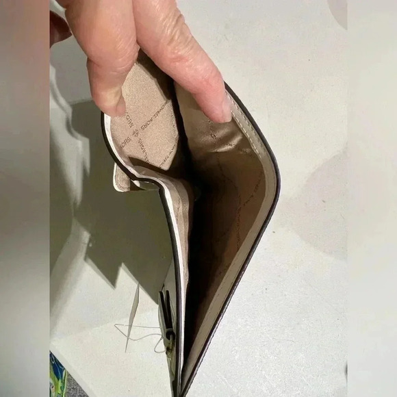 NWT!! Michael Kors Travel Jet Passport Holder/Wallet MIAMI Cream - Picture 4 of 5